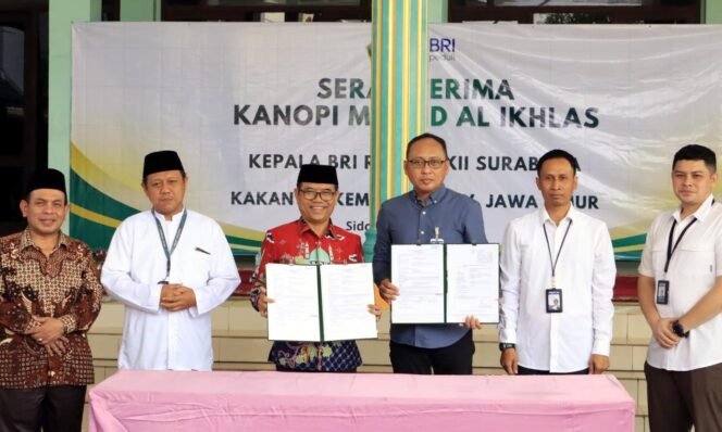 
					BRI Surabaya Jemursari serahkan bantuan atap membran untuk Masjid Al Ikhlas Kanwil Kemenag Jatim guna tingkatkan kenyamanan jamaah dan mobilitas warga. Foto/BRI