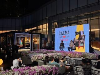 Sesi diskusi dan review film berlangsung hangat dalam event Cinema Under The Stars di Soirée Rooftop Bar, Four Points by Sheraton Surabaya Pakuwon Indah, Surabaya Barat.
