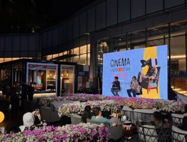 Sesi diskusi dan review film berlangsung hangat dalam event Cinema Under The Stars di Soirée Rooftop Bar, Four Points by Sheraton Surabaya Pakuwon Indah, Surabaya Barat.