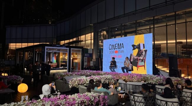Sesi diskusi dan review film berlangsung hangat dalam event Cinema Under The Stars di Soirée Rooftop Bar, Four Points by Sheraton Surabaya Pakuwon Indah, Surabaya Barat.