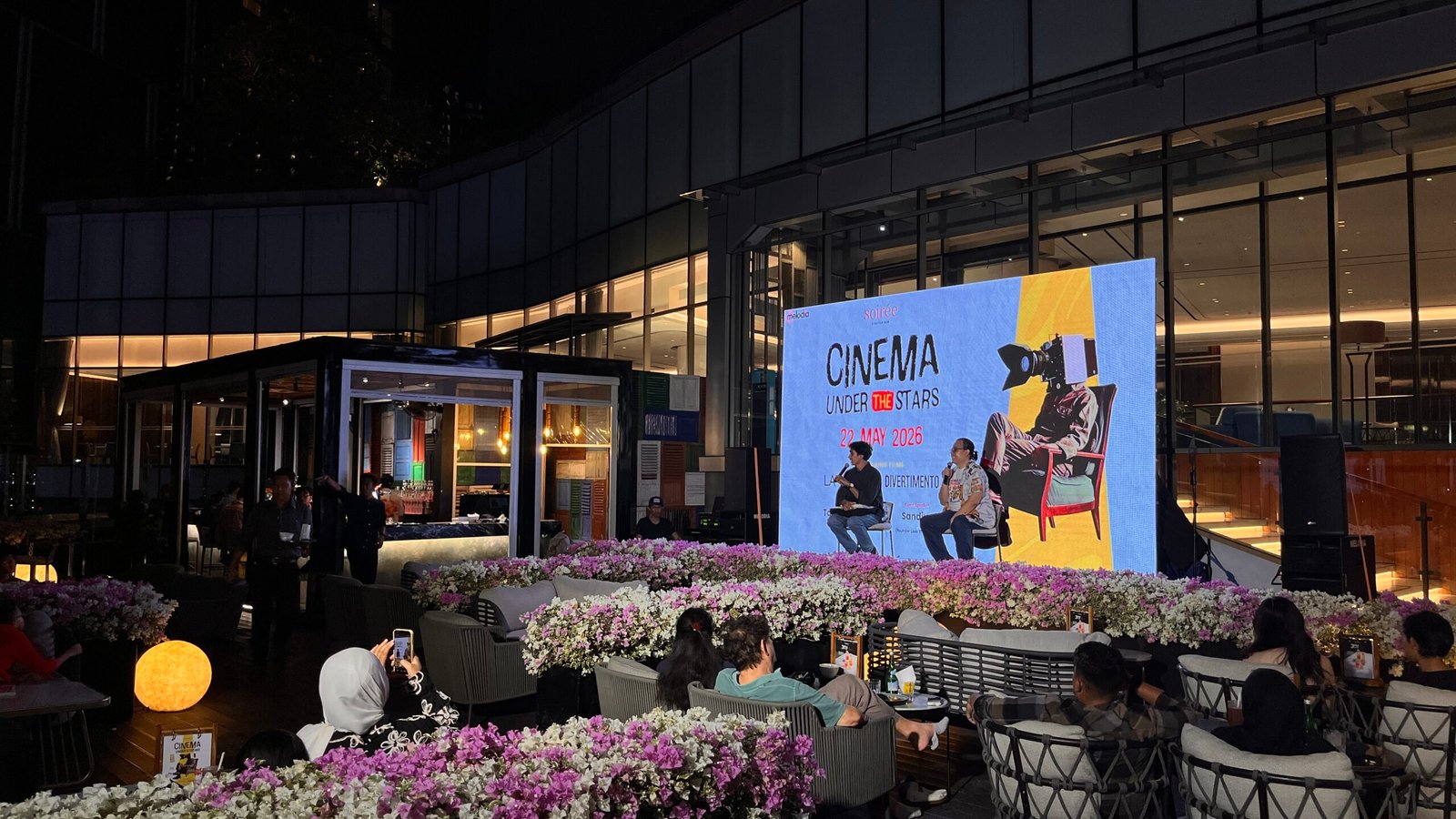 Sesi diskusi dan review film berlangsung hangat dalam event Cinema Under The Stars di Soirée Rooftop Bar, Four Points by Sheraton Surabaya Pakuwon Indah, Surabaya Barat.