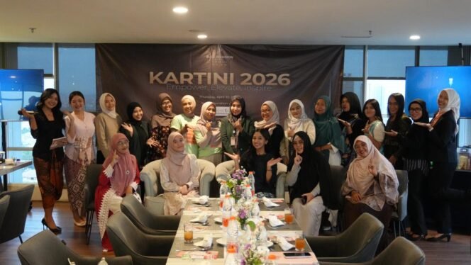 
					Peserta perempuan berfoto bersama dalam acara Kartini 2026 di BeSS Mansion Surabaya, menampilkan kebersamaan, networking, dan semangat pemberdayaan perempuan.