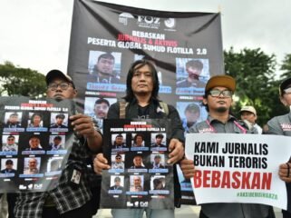 Aksi solidaritas jurnalis Surabaya untuk pembebasan jurnalis Indonesia yang ditahan Israel saat misi kemanusiaan ke Gaza.