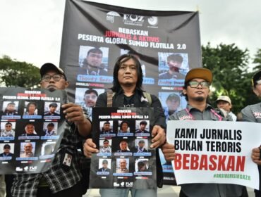 Aksi solidaritas jurnalis Surabaya untuk pembebasan jurnalis Indonesia yang ditahan Israel saat misi kemanusiaan ke Gaza.