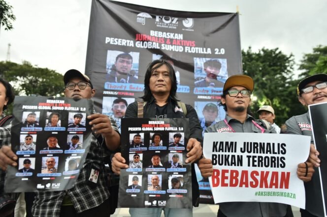 
					Aksi solidaritas jurnalis Surabaya untuk pembebasan jurnalis Indonesia yang ditahan Israel saat misi kemanusiaan ke Gaza.
