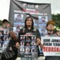 Aksi solidaritas jurnalis Surabaya untuk pembebasan jurnalis Indonesia yang ditahan Israel saat misi kemanusiaan ke Gaza.