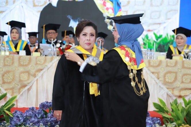 
					Rektor Unitomo, Prof. Dr. Siti Marwiyah, memindahkan kuncir toga Prof. Dr. Ully Tampubolon saat prosesi Pengukuhan Guru Besar di Kampus Universitas Dr. Soetomo, Surabaya. (21/05/2026). (SAN)