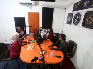 ORADO Jawa Timur, Mahenda Abdillah Kamil, dan Sekretaris ORADO Jawa Timur, Esti Nalurani,  saat membahas pengembangan olahraga domino dalam talkshow di Radio Istara FM