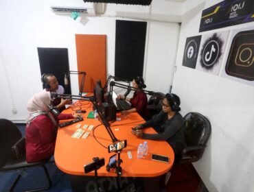 ORADO Jawa Timur, Mahenda Abdillah Kamil, dan Sekretaris ORADO Jawa Timur, Esti Nalurani,  saat membahas pengembangan olahraga domino dalam talkshow di Radio Istara FM