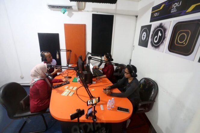 
					ORADO Jawa Timur, Mahenda Abdillah Kamil, dan Sekretaris ORADO Jawa Timur, Esti Nalurani,  saat membahas pengembangan olahraga domino dalam talkshow di Radio Istara FM