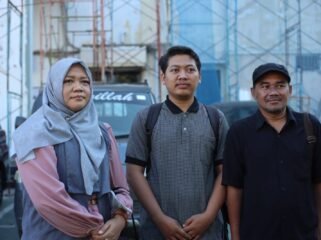 Jurnalis Beritajatim.com, Rama Indra Surya Permana (tengah), didampingi tim pendamping hukum dari Komite Advokasi Jurnalis (KAJ) Jatim saat mendatangi Polrestabes Surabaya, Senin, 8 Juni 2026.