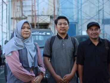 Jurnalis Beritajatim.com, Rama Indra Surya Permana (tengah), didampingi tim pendamping hukum dari Komite Advokasi Jurnalis (KAJ) Jatim saat mendatangi Polrestabes Surabaya, Senin, 8 Juni 2026.