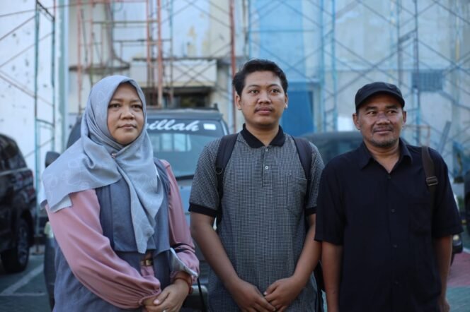 
					Jurnalis Beritajatim.com, Rama Indra Surya Permana (tengah), didampingi tim pendamping hukum dari Komite Advokasi Jurnalis (KAJ) Jatim saat mendatangi Polrestabes Surabaya, Senin, 8 Juni 2026.