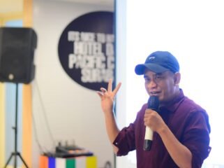 Ketua Rukun Warta Rumah Literasi Digital, Fatchur, saat menyampaikan pandangannya mengenai pentingnya etika media, hak jawab, dan literasi digital dalam ekosistem informasi. (Dok. RLD)