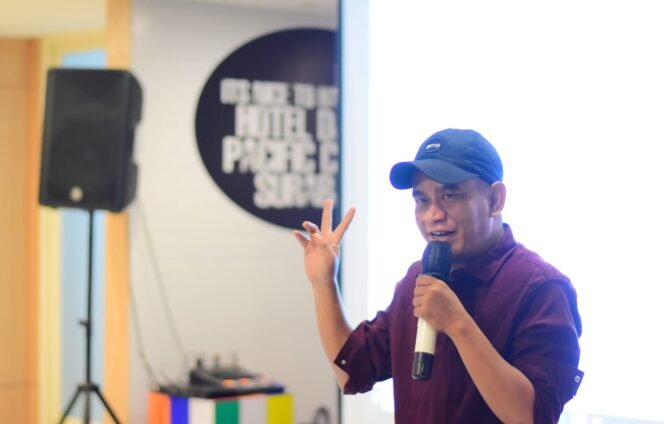 
					Ketua Rukun Warta Rumah Literasi Digital, Fatchur, saat menyampaikan pandangannya mengenai pentingnya etika media, hak jawab, dan literasi digital dalam ekosistem informasi. (Dok. RLD)