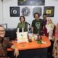 Narasumber dari Markas UKM dan pelaku usaha berfoto bersama penyiar Brigit, di studio Istara FM usai siaran membahas ekosistem UMKM Surabaya.