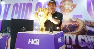 Ateng Sopyan Nurdin saat mengangkat trofi emas kemenangan setelah resmi menyabet gelar Juara Nasional HGI City Cup 2026 di Grand City Mall, Surabaya.