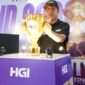 Ateng Sopyan Nurdin memegang trofi emas dalam Grand Final HGI City Cup 2026