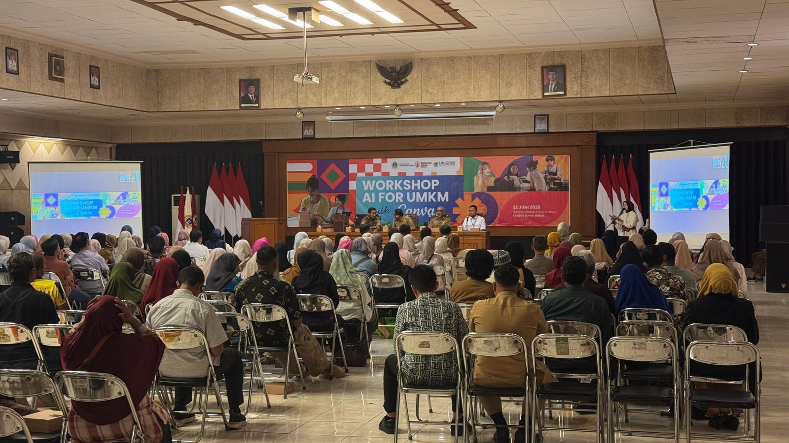 Peserta workshop AI untuk UMKM Gresik mengikuti pelatihan Canva dan pemasaran digital