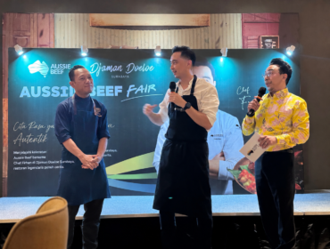 Chef Judi Kristianto (kiri) dan Chef Freddie Salim (tengah) saat memperkenalkan hidangan khas Nusantara dalam program Kaya Rasa: Legenda Rasa Nusantara di Surabaya.