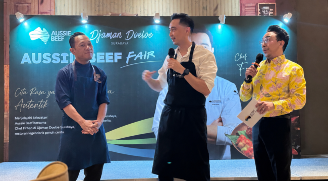 Chef Judi Kristianto (kiri) dan Chef Freddie Salim (tengah) saat memperkenalkan hidangan khas Nusantara dalam program Kaya Rasa: Legenda Rasa Nusantara di Surabaya.