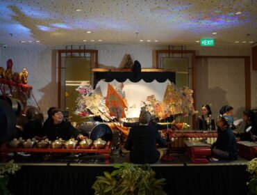 Pagelaran wayang kulit bertema legenda Sura dan Baya menjadi daya tarik utama dalam perayaan HUT Surabaya ke-733 di Djaman Doeloe Resto, Four Points by Sheraton Surabaya Pakuwon Indah, Sabtu (30/5/2026), sekaligus mengajak pengunjung mengenal kembali warisan budaya Kota Pahlawan.