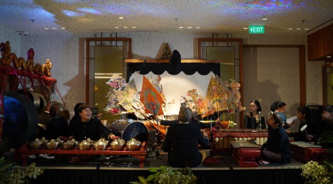Pagelaran wayang kulit bertema legenda Sura dan Baya menjadi daya tarik utama dalam perayaan HUT Surabaya ke-733 di Djaman Doeloe Resto, Four Points by Sheraton Surabaya Pakuwon Indah, Sabtu (30/5/2026), sekaligus mengajak pengunjung mengenal kembali warisan budaya Kota Pahlawan.