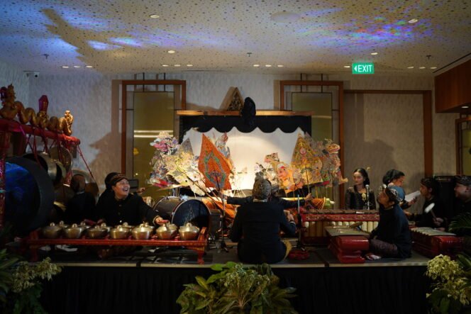 
					Pagelaran wayang kulit bertema legenda Sura dan Baya menjadi daya tarik utama dalam perayaan HUT Surabaya ke-733 di Djaman Doeloe Resto, Four Points by Sheraton Surabaya Pakuwon Indah, Sabtu (30/5/2026), sekaligus mengajak pengunjung mengenal kembali warisan budaya Kota Pahlawan.