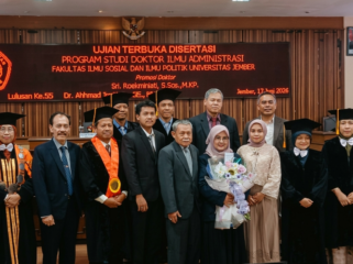 Sri Roekminiati, S.Sos., M.KP. (tengah, memegang buket bunga), dosen Universitas Dr. Soetomo (UNITOMO), mengabadikan momen bersama tim promotor, penguji, dan tamu undangan usai Ujian Terbuka Disertasi di Fakultas Ilmu Sosial dan Ilmu Politik (FISIP) Universitas Jember, Jember, 17 Juni 2026. Sri Roekminiati mempresentasikan penelitian tentang desain kebijakan pengembangan desa wisata berbasis Dynamic Governance. (Foto: SAN)