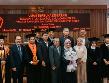 Sri Roekminiati, S.Sos., M.KP. (tengah, memegang buket bunga), dosen Universitas Dr. Soetomo (UNITOMO), mengabadikan momen bersama tim promotor, penguji, dan tamu undangan usai Ujian Terbuka Disertasi di Fakultas Ilmu Sosial dan Ilmu Politik (FISIP) Universitas Jember, Jember, 17 Juni 2026. Sri Roekminiati mempresentasikan penelitian tentang desain kebijakan pengembangan desa wisata berbasis Dynamic Governance. (Foto: SAN)