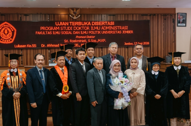 
					Sri Roekminiati, S.Sos., M.KP. (tengah, memegang buket bunga), dosen Universitas Dr. Soetomo (UNITOMO), mengabadikan momen bersama tim promotor, penguji, dan tamu undangan usai Ujian Terbuka Disertasi di Fakultas Ilmu Sosial dan Ilmu Politik (FISIP) Universitas Jember, Jember, 17 Juni 2026. Sri Roekminiati mempresentasikan penelitian tentang desain kebijakan pengembangan desa wisata berbasis Dynamic Governance. (Foto: SAN)