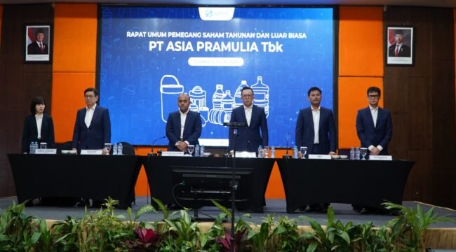Jajaran Direksi dan Dewan Komisaris PT Asia Pramulia Tbk saat RUPST dan RUPSLB yang digelar di Surabaya, 9 Juni 2026. Pemegang saham menyetujui seluruh agenda rapat yang diajukan Perseroan.