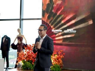 Denny Ristyanto menyampaikan sambutan dalam pembukaan The Art of Celebration, acara yang menghadirkan inspirasi venue, vendor, dan promo eksklusif untuk pernikahan, sangjit, dan berbagai perayaan spesial di Surabaya.