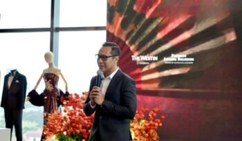 Denny Ristyanto menyampaikan sambutan dalam pembukaan The Art of Celebration, acara yang menghadirkan inspirasi venue, vendor, dan promo eksklusif untuk pernikahan, sangjit, dan berbagai perayaan spesial di Surabaya.