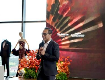 Denny Ristyanto menyampaikan sambutan dalam pembukaan The Art of Celebration, acara yang menghadirkan inspirasi venue, vendor, dan promo eksklusif untuk pernikahan, sangjit, dan berbagai perayaan spesial di Surabaya.