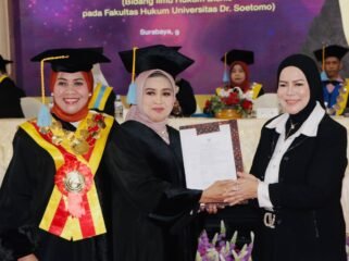 Kepala LLDIKTI Wilayah VII Jawa Timur, Prof. Dyah Sawitri (kanan), menyerahkan SK Guru Besar kepada Prof. Sri Astutik (tengah), didampingi Rektor Unitomo Prof. Siti Marwiyah (kiri), dalam Sidang Senat Terbuka Pengukuhan Guru Besar di Unitomo Surabaya, Selasa (9/6/2026). (Foto: SAN)