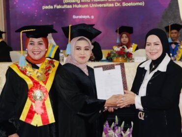 Kepala LLDIKTI Wilayah VII Jawa Timur, Prof. Dyah Sawitri (kanan), menyerahkan SK Guru Besar kepada Prof. Sri Astutik (tengah), didampingi Rektor Unitomo Prof. Siti Marwiyah (kiri), dalam Sidang Senat Terbuka Pengukuhan Guru Besar di Unitomo Surabaya, Selasa (9/6/2026). (Foto: SAN)
