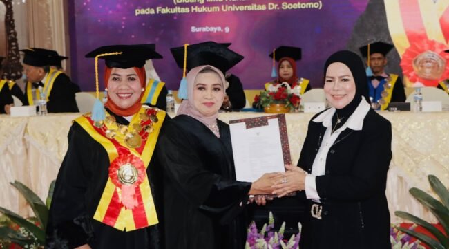 Kepala LLDIKTI Wilayah VII Jawa Timur, Prof. Dyah Sawitri (kanan), menyerahkan SK Guru Besar kepada Prof. Sri Astutik (tengah), didampingi Rektor Unitomo Prof. Siti Marwiyah (kiri), dalam Sidang Senat Terbuka Pengukuhan Guru Besar di Unitomo Surabaya, Selasa (9/6/2026). (Foto: SAN)