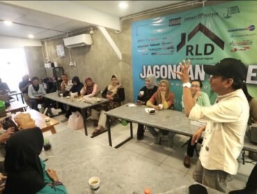 Ketua Rukun Warta Rumah Literasi Digital (RLD), Fatchur Rohman, memberikan pemaparan dalam kegiatan diskusi literasi digital di Surabaya. 