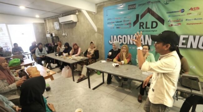 Ketua Rukun Warta Rumah Literasi Digital (RLD), Fatchur Rohman, memberikan pemaparan dalam kegiatan diskusi literasi digital di Surabaya. 
