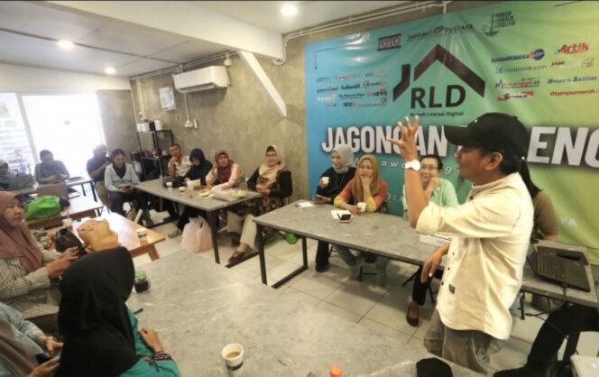 
					Ketua Rukun Warta Rumah Literasi Digital (RLD), Fatchur Rohman, memberikan pemaparan dalam kegiatan diskusi literasi digital di Surabaya. 
