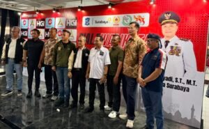 Perwakilan HGI, PORDI Jawa Timur, dan KONI Surabaya berfoto bersama dalam Piala Walikota Surabaya 2026 di Surabaya.