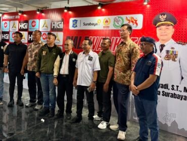 Perwakilan HGI, PORDI Jawa Timur, dan KONI Surabaya berfoto bersama dalam Piala Walikota Surabaya 2026 di Surabaya.