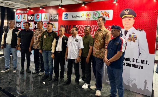
					Perwakilan HGI, PORDI Jawa Timur, dan KONI Surabaya berfoto bersama dalam Piala Walikota Surabaya 2026 di Surabaya.