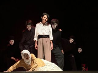 Pementasan teater Kuning karya Mohamad Nizar Rahmanto menjadi puncak perayaan Dies Natalis ke-30 Sabda Theatre UIN Sunan Ampel Surabaya, Minggu (7/6/2026). Pertunjukan yang disutradarai Siti Zahrotul Janah tersebut mengangkat kisah tentang ambisi, pilihan hidup, dan makna kasih sayang keluarga di tengah perjalanan meraih impian. (Foto: Sabda Theatre)