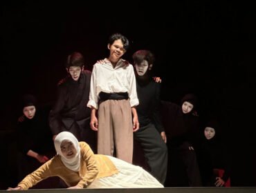 Pementasan teater Kuning karya Mohamad Nizar Rahmanto menjadi puncak perayaan Dies Natalis ke-30 Sabda Theatre UIN Sunan Ampel Surabaya, Minggu (7/6/2026). Pertunjukan yang disutradarai Siti Zahrotul Janah tersebut mengangkat kisah tentang ambisi, pilihan hidup, dan makna kasih sayang keluarga di tengah perjalanan meraih impian. (Foto: Sabda Theatre)
