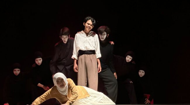 Pementasan teater Kuning karya Mohamad Nizar Rahmanto menjadi puncak perayaan Dies Natalis ke-30 Sabda Theatre UIN Sunan Ampel Surabaya, Minggu (7/6/2026). Pertunjukan yang disutradarai Siti Zahrotul Janah tersebut mengangkat kisah tentang ambisi, pilihan hidup, dan makna kasih sayang keluarga di tengah perjalanan meraih impian. (Foto: Sabda Theatre)