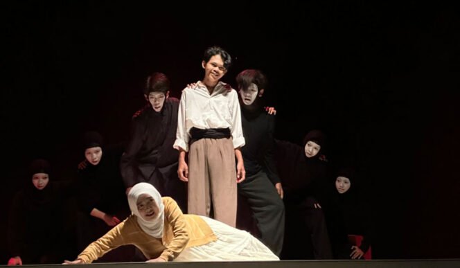
					Pementasan teater Kuning karya Mohamad Nizar Rahmanto menjadi puncak perayaan Dies Natalis ke-30 Sabda Theatre UIN Sunan Ampel Surabaya, Minggu (7/6/2026). Pertunjukan yang disutradarai Siti Zahrotul Janah tersebut mengangkat kisah tentang ambisi, pilihan hidup, dan makna kasih sayang keluarga di tengah perjalanan meraih impian. (Foto: Sabda Theatre)
