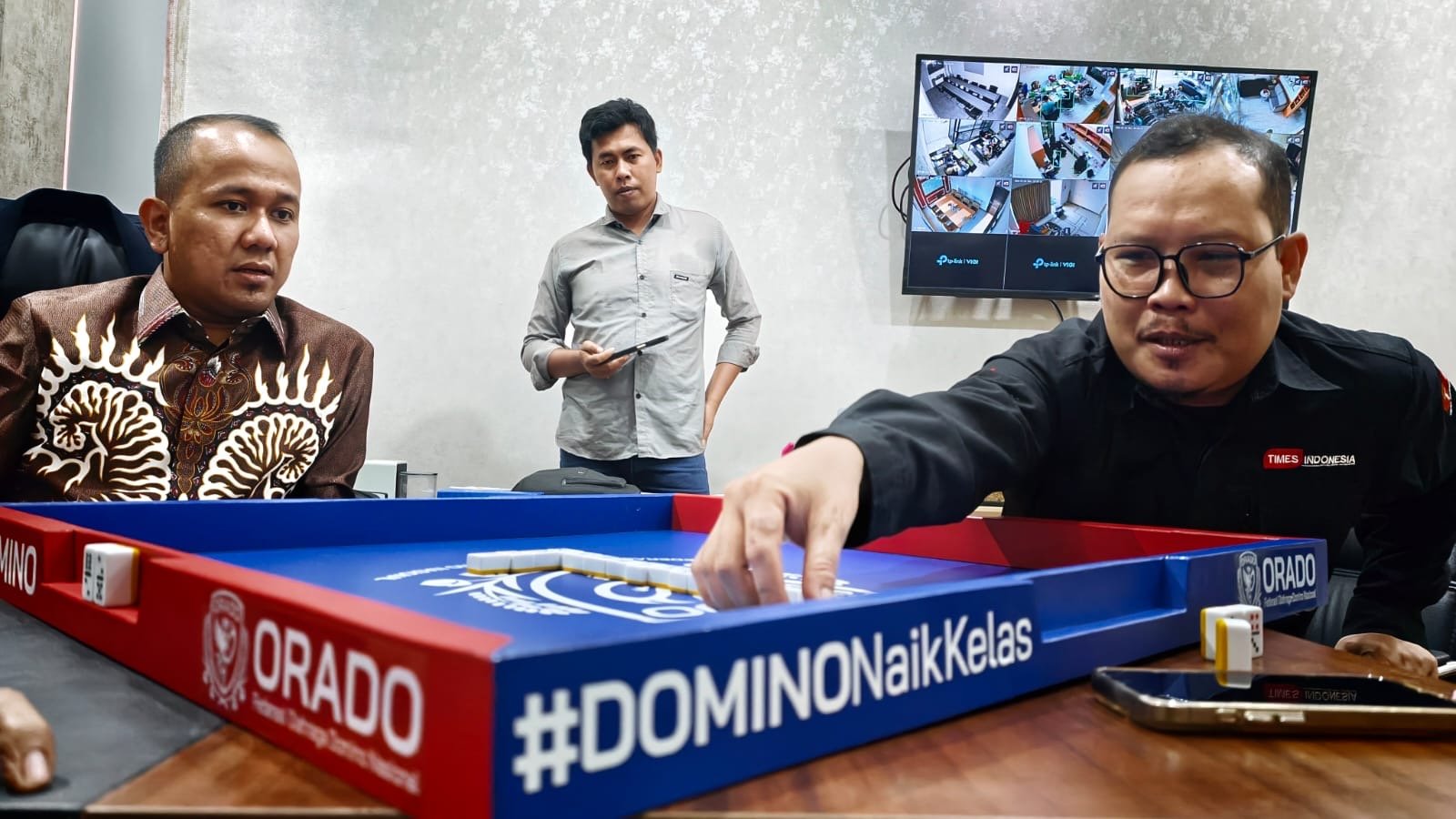 Tim RLD bermain domino bersama Ketua Pengprov ORADO Jawa Timur, Mahenda Abdillah Kamil, disela-sela audiensi di Sidoarjo. (Foto: Ali Masduki/RLD)