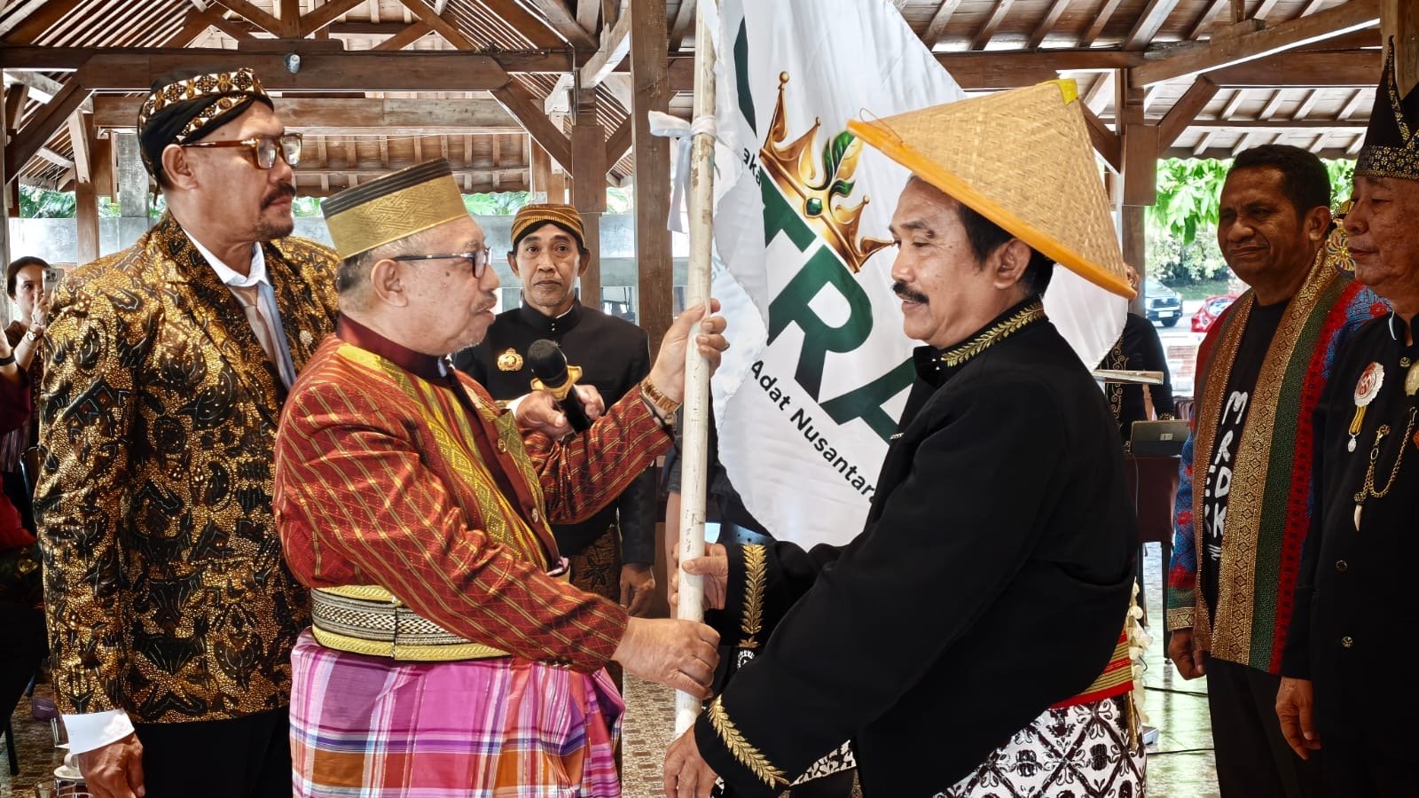 Penyerahan bendera GATRA saat pengukuhan Dewan Pengurus Pusat GATRA di Pendapa Pawitra UTC Trawas Mojokerto